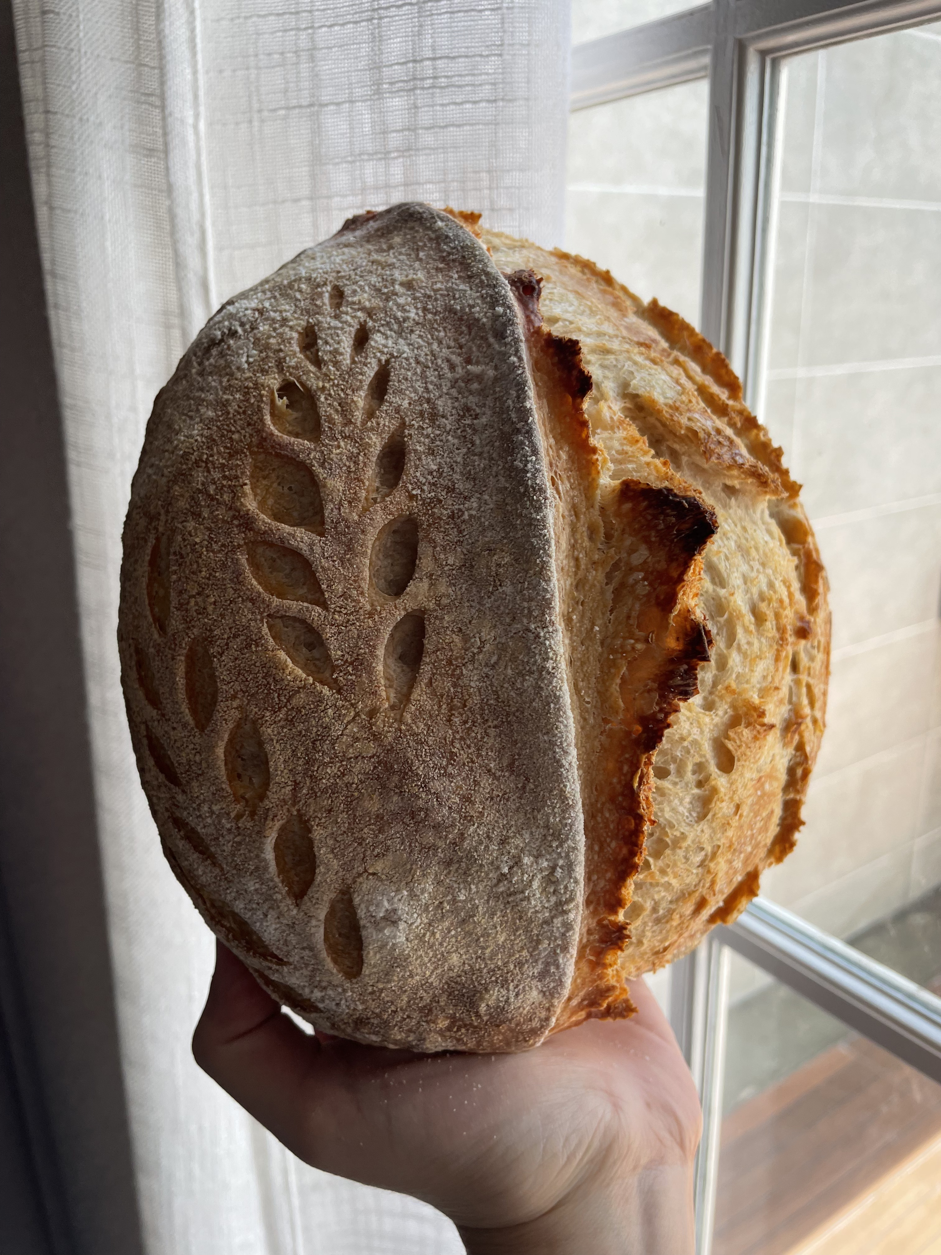 Pan de masa madre recién horneado